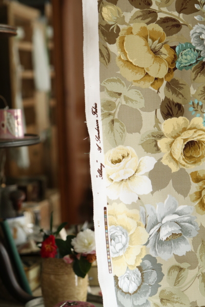 薔薇と勿忘草のヴィンテージプリントファブリック　sanderson イギリス　アンティークストリュフ