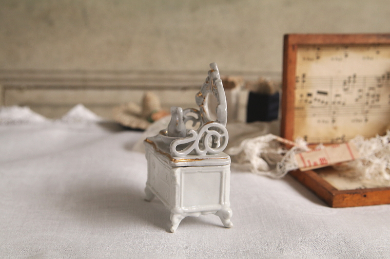 ポーセリンミニチュアドレッシングチェスト　ドイツ　アンティークストリュフ