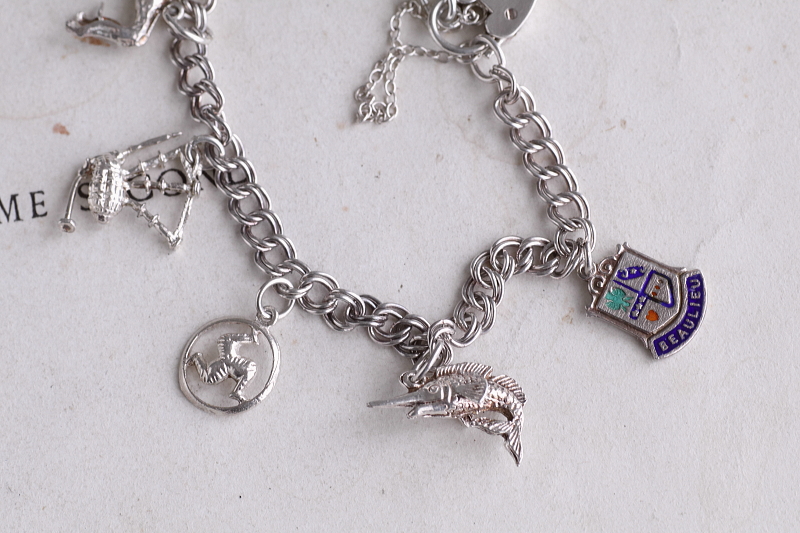 シルバーチャーム　チェーンブレスレット　紋章　イギリス　アンティークストリュフ