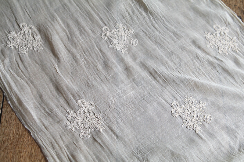 花籠の刺繍　ローンファブリック　フランス　アンティークストリュフ
