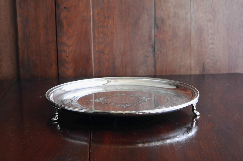 飾り文字のラウンドサルヴァ　james dixon and sons イギリス　アンティークストリュフ