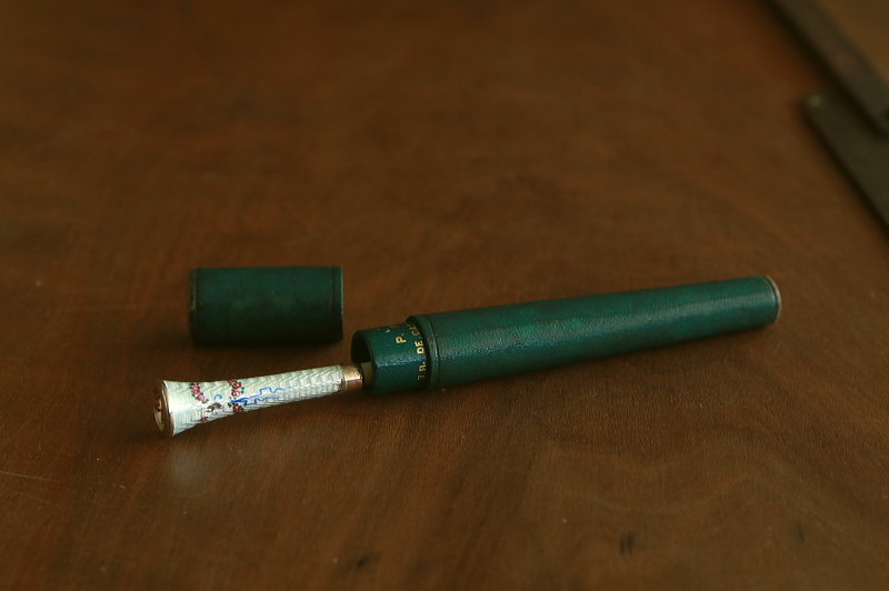 ギロッシュエナメルアンドアイボリーシガレットホルダー　リボンとローズガーランド　フランス　アンティークストリュフ