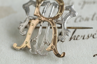 ピアスドワーク　シルバーゴールドモノグラムブローチ　イギリス　アンティークストリュフ 20251217