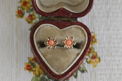 地中海珊瑚の小さな花のピアス　ヴィンテージジュエリー　アクセサリー　ヨーロッパ　アンティークストリュフ 20251219