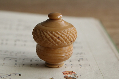 ベジタブルアイボリーのシンブルケース　ヴィクトリアン　イギリス　アンティークストリュフ