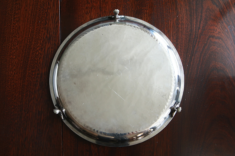 飾り文字のラウンドサルヴァ　james dixon and sons イギリス　アンティークストリュフ