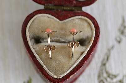 地中海珊瑚の小さな花のピアス　ヴィンテージジュエリー　アクセサリー　ヨーロッパ　アンティークストリュフ 20251219