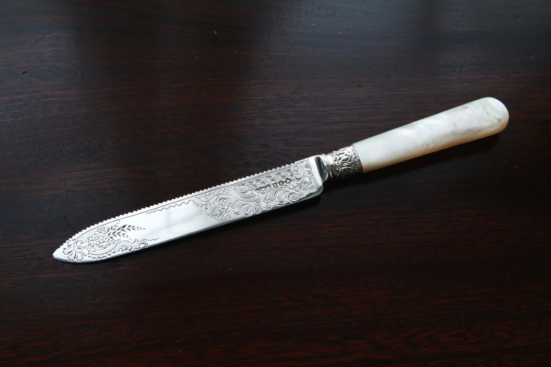 ハンドエングレーヴィング　シルバーケーキナイフ　アンティークストリュフ