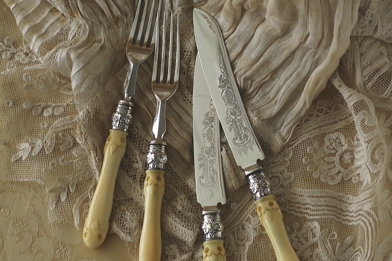 アイボリーハンドル　デザートナイフアンドフォーク　2組　イギリス　アンティークストリュフ