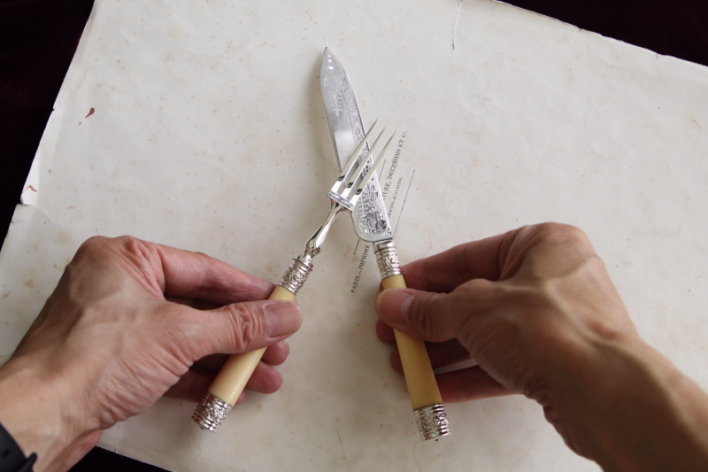 エングレービングのデザートナイフアンドフォーク　アイボリーハンドル　象牙　イギリス アンティークストリュフ