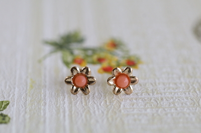 地中海珊瑚の小さな花のピアス　ヴィンテージジュエリー　アクセサリー　ヨーロッパ　アンティークストリュフ 20251219