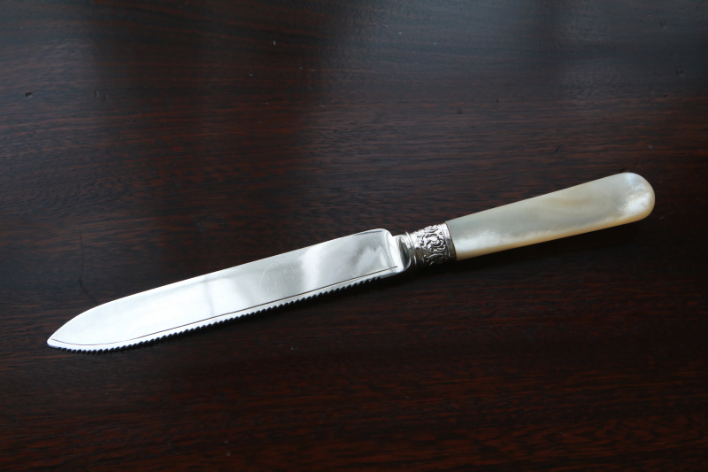 ハンドエングレーヴィング　シルバーケーキナイフ　アンティークストリュフ