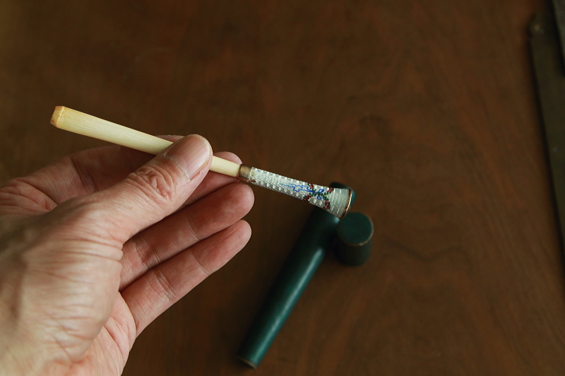 ギロッシュエナメルアンドアイボリーシガレットホルダー　リボンとローズガーランド　フランス　アンティークストリュフ