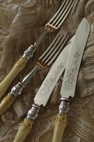 アイボリーハンドル　デザートナイフアンドフォーク　2組　イギリス　アンティークストリュフ 20250731