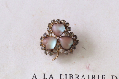 サフィレットブローチ　ヴィクトリアン　イギリス アンティークストリュフ