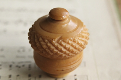 ベジタブルアイボリーのシンブルケース　ヴィクトリアン　イギリス　アンティークストリュフ