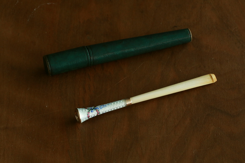 ギロッシュエナメルアンドアイボリーシガレットホルダー　リボンとローズガーランド　フランス　アンティークストリュフ