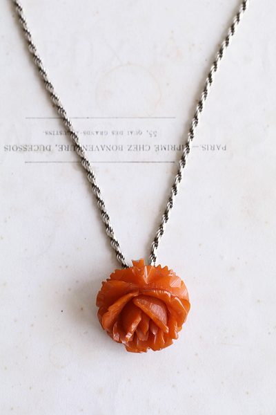 カーブドベークライト　薔薇のペンダントブローチ　ヨーロッパ アンティークストリュフ