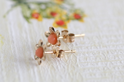 地中海珊瑚の小さな花のピアス　ヴィンテージジュエリー　アクセサリー　ヨーロッパ　アンティークストリュフ 20251219