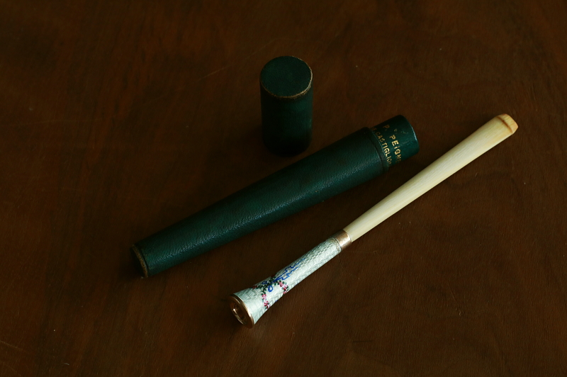 ギロッシュエナメルアンドアイボリーシガレットホルダー　リボンとローズガーランド　フランス　アンティークストリュフ