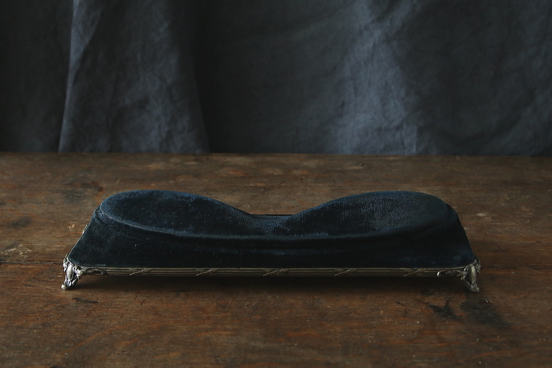 黒ベルベットのディスプレイステージ　飾り台　ジュエリースタンド　イギリス アンティークストリュフ