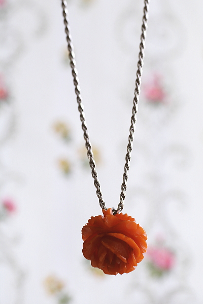 カーブドベークライト　薔薇のペンダントブローチ　ヨーロッパ アンティークストリュフ