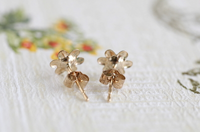 地中海珊瑚の小さな花のピアス　ヴィンテージジュエリー　アクセサリー　ヨーロッパ　アンティークストリュフ 20251219