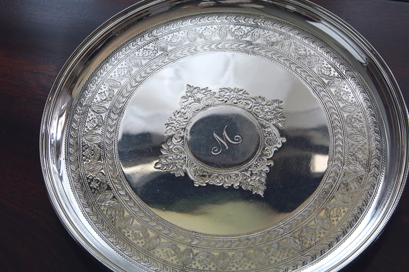 飾り文字のラウンドサルヴァ　james dixon and sons イギリス　アンティークストリュフ