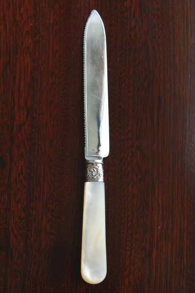 ハンドエングレーヴィング　シルバーケーキナイフ　アンティークストリュフ