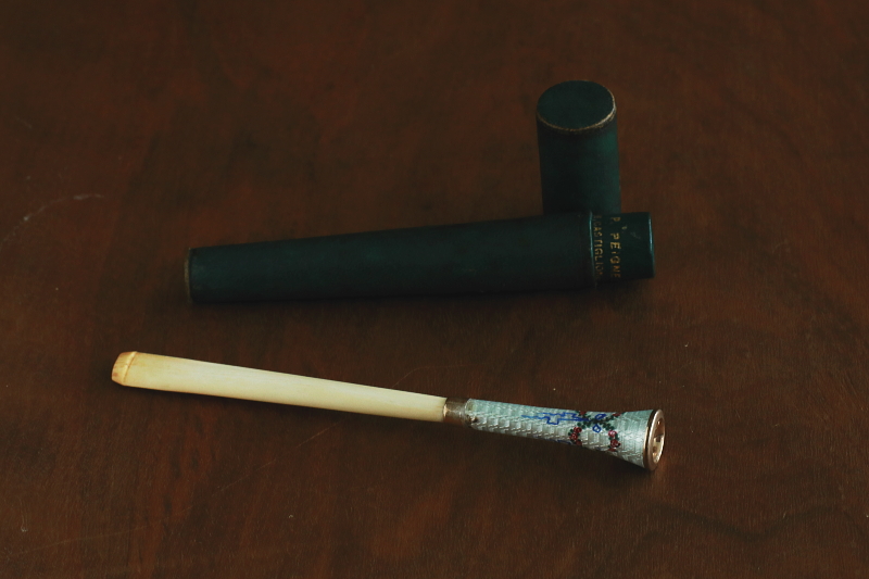 ギロッシュエナメルアンドアイボリーシガレットホルダー　リボンとローズガーランド　フランス　アンティークストリュフ