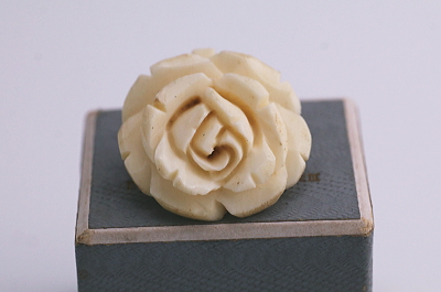 ボーンローズブローチ　イギリス　アンティークストリュフ