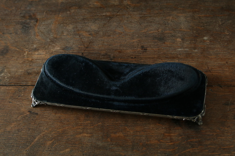 黒ベルベットのディスプレイステージ　飾り台　ジュエリースタンド　イギリス アンティークストリュフ