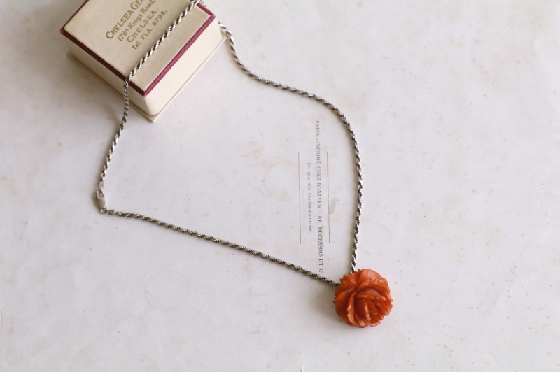 カーブドベークライト　薔薇のペンダントブローチ　ヨーロッパ アンティークストリュフ