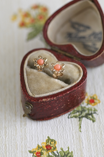 地中海珊瑚の小さな花のピアス　ヴィンテージジュエリー　アクセサリー　ヨーロッパ　アンティークストリュフ 20251219