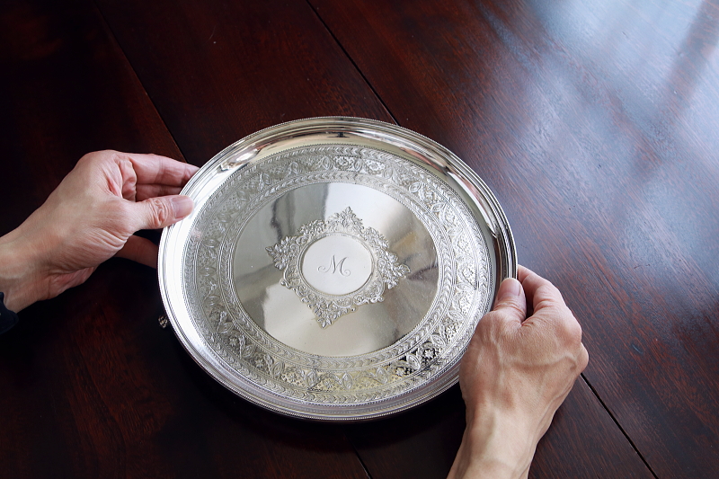 飾り文字のラウンドサルヴァ　james dixon and sons イギリス　アンティークストリュフ