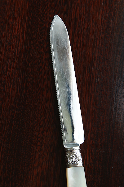 ハンドエングレーヴィング　シルバーケーキナイフ　アンティークストリュフ