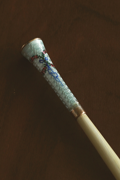 ギロッシュエナメルアンドアイボリーシガレットホルダー　リボンとローズガーランド　フランス　アンティークストリュフ