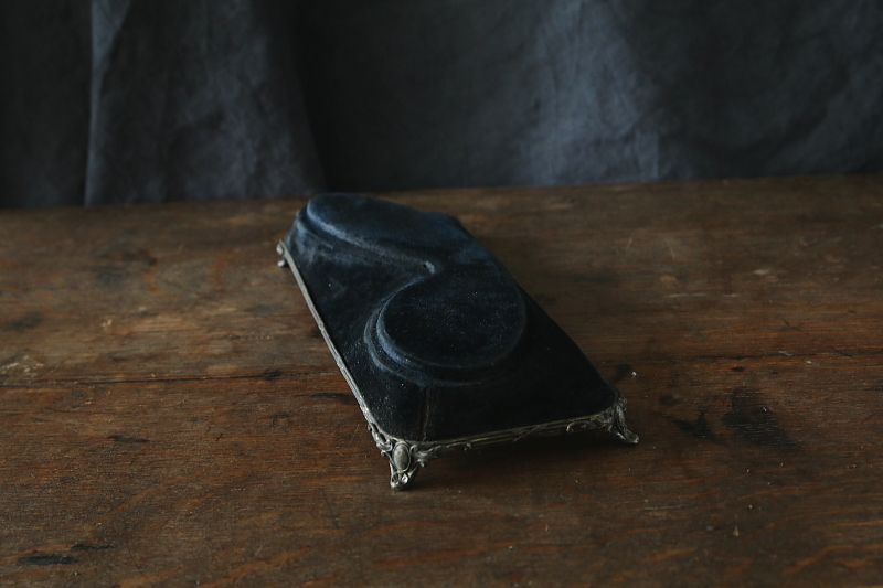 黒ベルベットのディスプレイステージ　飾り台　ジュエリースタンド　イギリス アンティークストリュフ