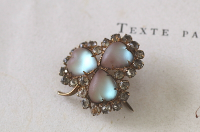 サフィレットブローチ　ヴィクトリアン　イギリス アンティークストリュフ