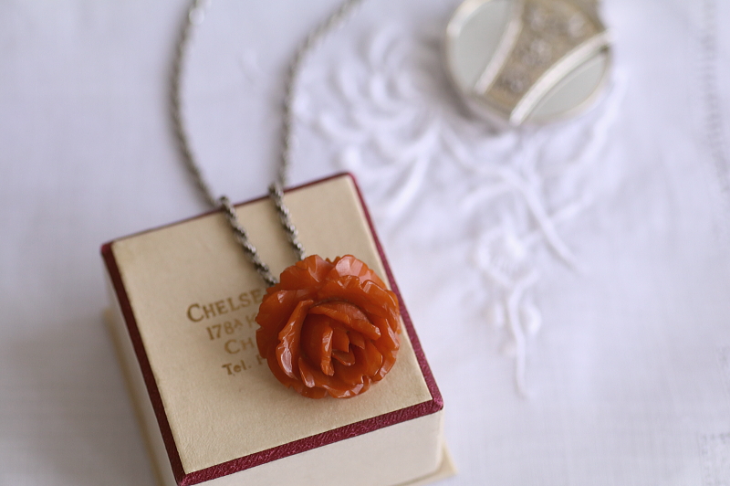 カーブドベークライト　薔薇のペンダントブローチ　ヨーロッパ アンティークストリュフ