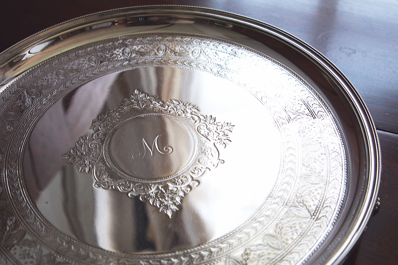 飾り文字のラウンドサルヴァ　james dixon and sons イギリス　アンティークストリュフ