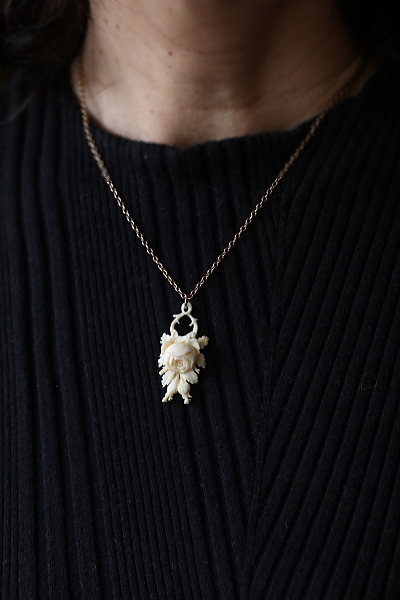 モスローズアイボリーペンダント　カーブドボーンブローチ　ヴィクトリアン　アンティークジュエリー　ヴィンテージアクセサリー　アンティークストリュフ