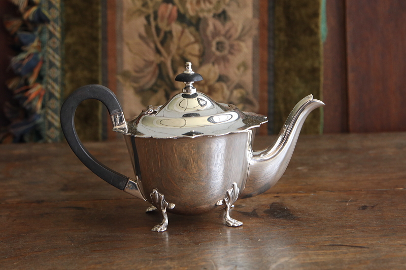 シルバープレートバチェラーティーポット　イギリス アンティークストリュフ