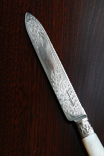 ハンドエングレーヴィング　シルバーケーキナイフ　アンティークストリュフ