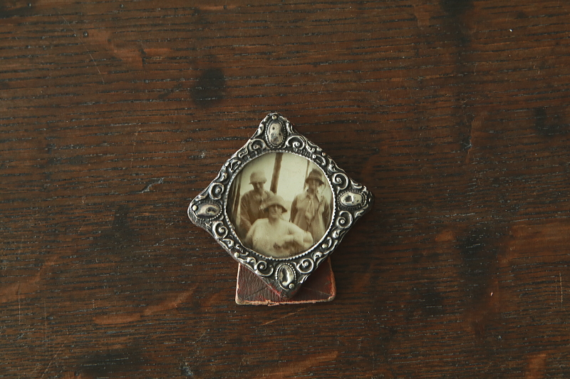 銀飾りの小さなフォトスタンド　イギリス　アンティークストリュフ