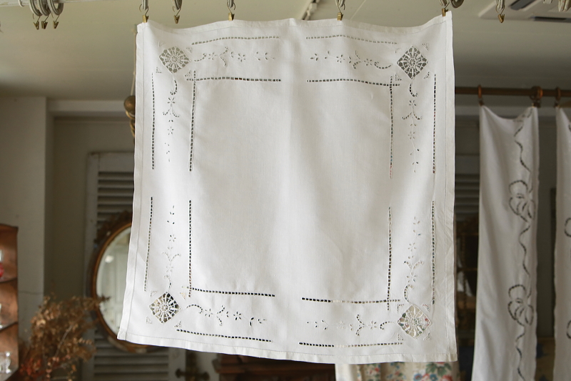 カットワークリネンスモールテーブルクロス　アンティークストリュフ