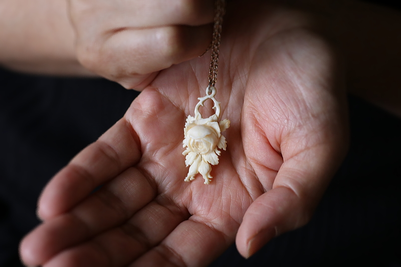 モスローズアイボリーペンダント　カーブドボーンブローチ　ヴィクトリアン　アンティークジュエリー　ヴィンテージアクセサリー　アンティークストリュフ