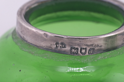 シルバーリムグリーングラスソルトディッシュ　ヴィクトリアン　イギリス　アンティークストリュフ