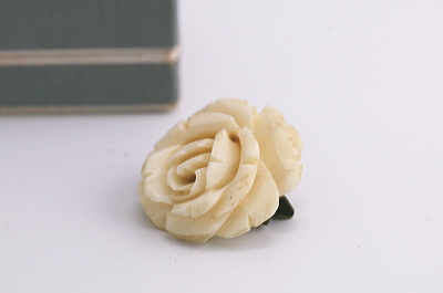 ボーンローズブローチ　イギリス　アンティークストリュフ