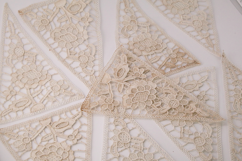 蔓花のニードルレースモチーフ　フランス　アンティークストリュフ